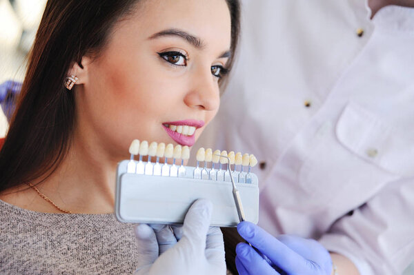 симпатичная девушка в стоматологическом кресле.
