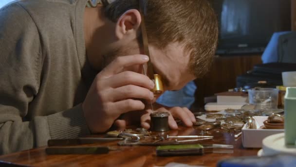 Часовщик ремонтирует часовой механизм — стоковое видео