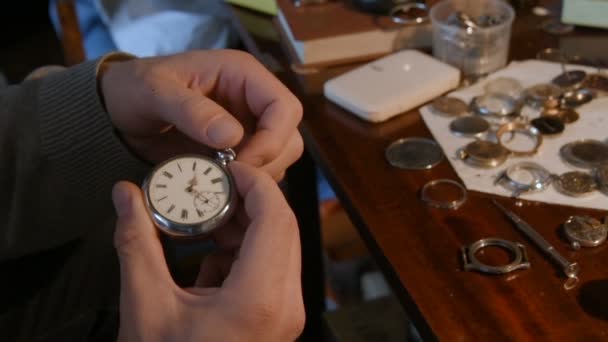Zegarmistrz, naprawa mechaniczna — Wideo stockowe
