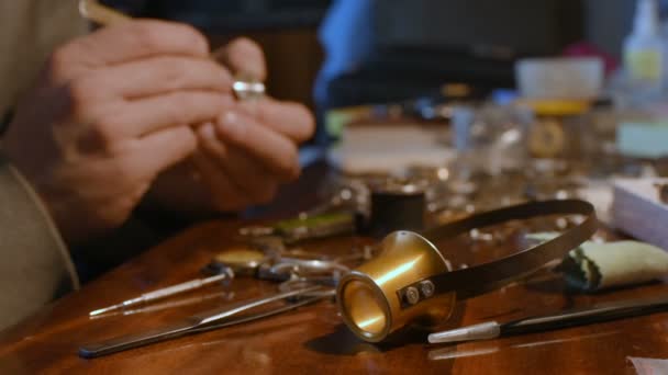 Часовщик ремонтирует часовой механизм — стоковое видео