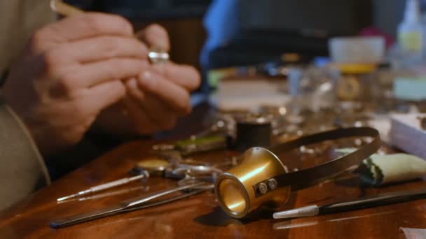 Urmakare reparera clockwork — Stockvideo