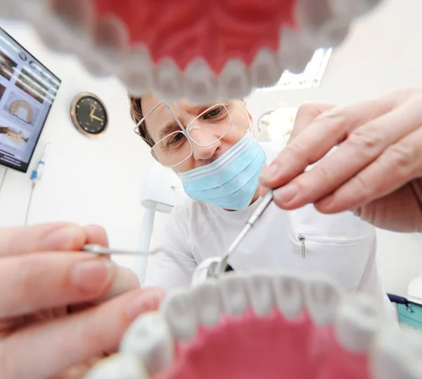 Widok z szczęki pacjenta u dentysty — Zdjęcie stockowe