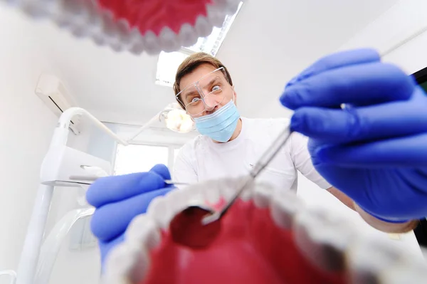 Vista desde la mandíbula del paciente en el dentista — Foto de Stock