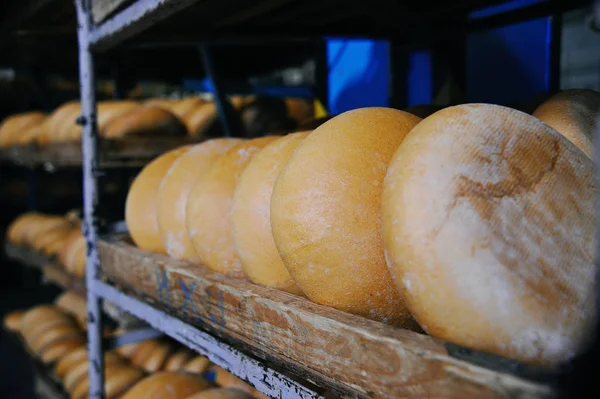 Свіжий хліб на полиці в пекарні — стокове фото