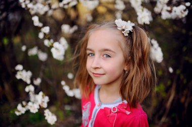 Çocuk bir çiçekli ağaç