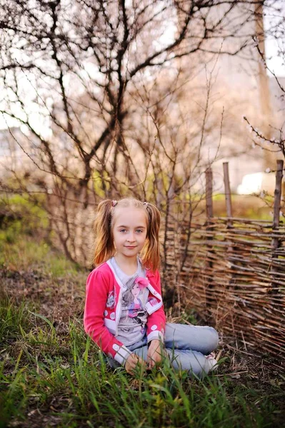 Дитина в квітковому дереві — стокове фото