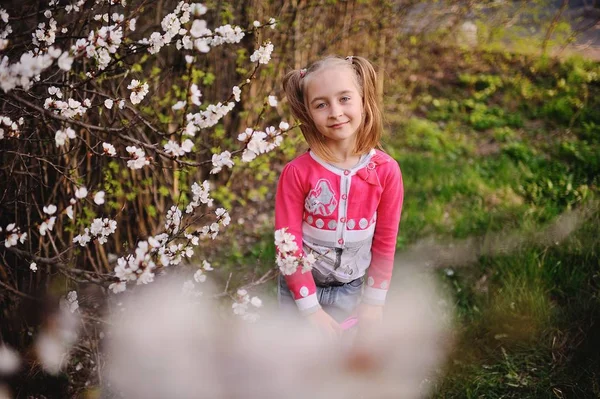 Barn i ett blommande träd — Stockfoto