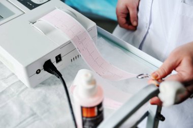 Hemşire hasta kardiyogram yapar