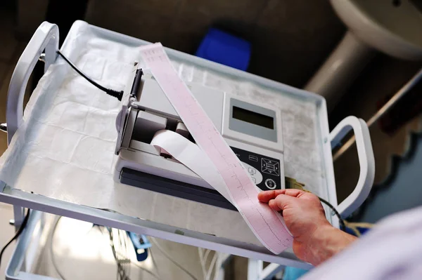 Électrocardiogramme dans les mains de l'infirmière gros plan — Photo