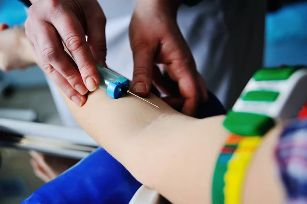 Médico toma sangre de una vena en el paciente — Foto de Stock