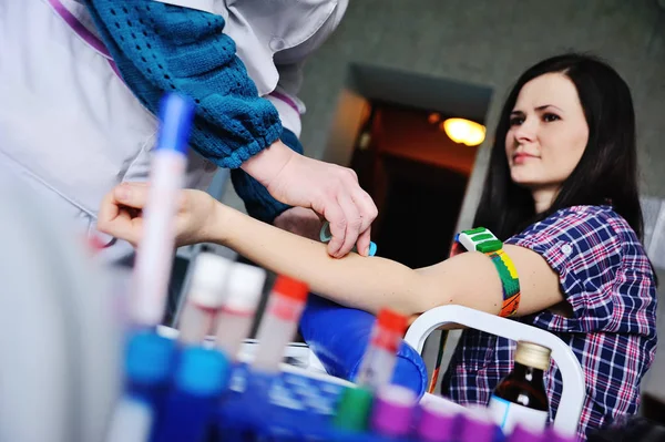 Doktor bir damar kan hastada alır.