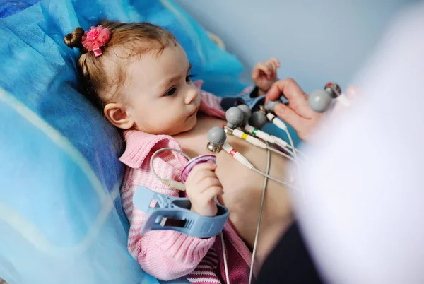 Criança na clínica fazer um eletrocardiograma — Fotografia de Stock