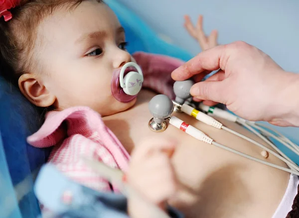 Criança na clínica fazer um eletrocardiograma — Fotografia de Stock