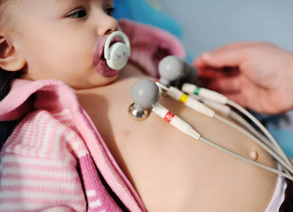 Çocuk kliniği do bir Elektrokardiyogram — Stok fotoğraf