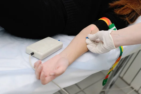 Médico tira sangue de uma veia no paciente — Fotografia de Stock