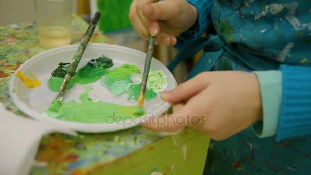 A child paints in an art school — Stock Video