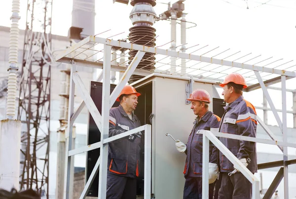 Werknemers een transformator bij de kerncentrale herstellen. — Stockfoto