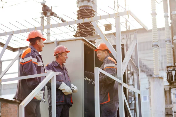 Werknemers herstellen macht transformator — Stockfoto