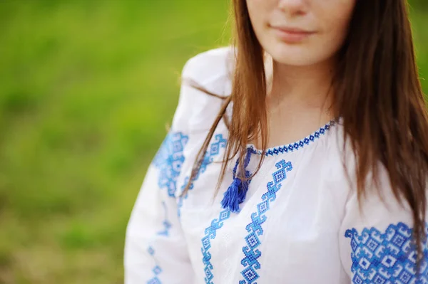 Ragazza vestita in ornamento nazionale ucraino — Foto Stock