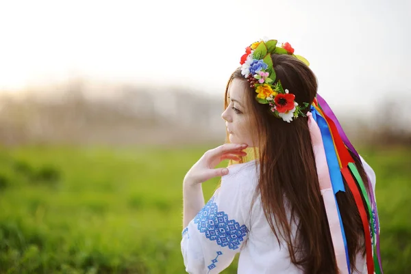 Ουκρανική κορίτσι σε ένα πουκάμισο και ένα λουλούδι στεφάνι στο κεφάλι του επάνω α β — Φωτογραφία Αρχείου