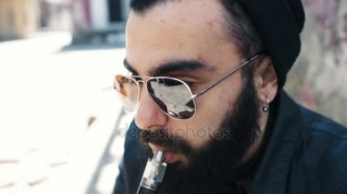 Sakallı adam sigara elektronik sigara