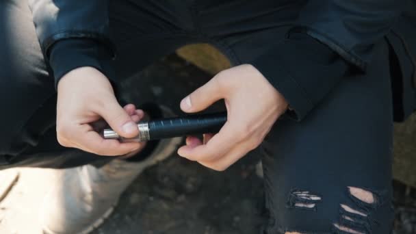 Manos para hombre recogen un cigarrillo electrónico . — Vídeo de stock