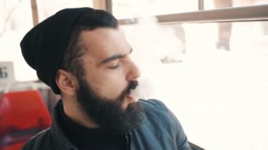 Sakallı adam sigara elektronik sigara