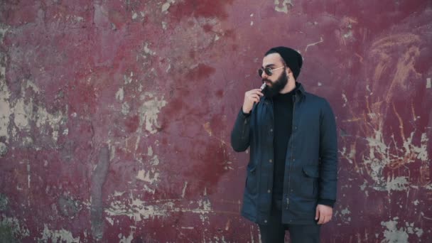 Bearded man smokes electronic cigarette — Stock Video