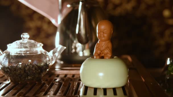 Čaj soška z hlíny - chlapec, který je močení — Stock video