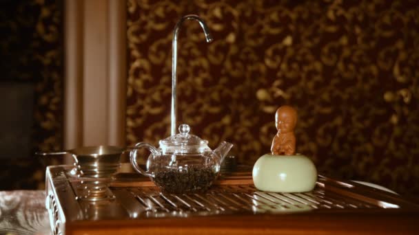 茶小雕像用粘土做的-撒尿的男孩 — 图库视频影像