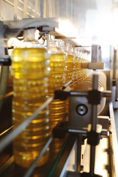 En fabrik för produktion av solrosolja. — Stockfoto