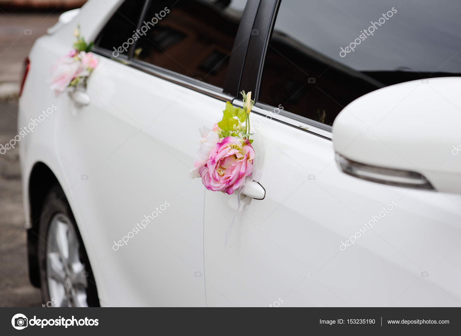 Décoration de mariage sur voiture de mariage image libre de droit