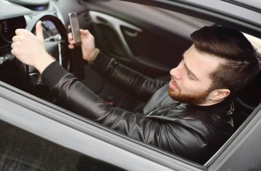 Genç bir adam bir smartphone üzerinde tipik bir haber