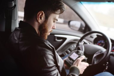 Arabada bir kamera ile genç adam