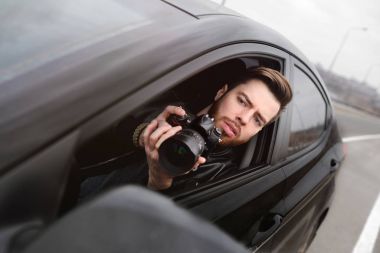 Arabada bir kamera ile genç adam