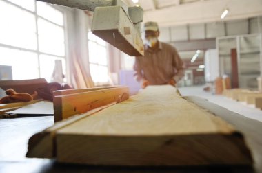 Marangoz Ahşap doğrama atölyesinde çalışan