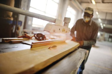 Marangoz Ahşap doğrama atölyesinde çalışan