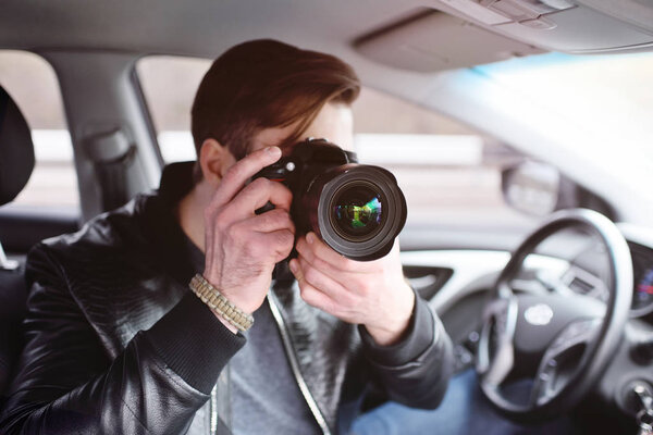 Молодой человек с камерой в машине
