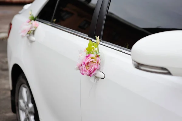 Bruiloft decoratie op een bruiloft auto — Stockfoto