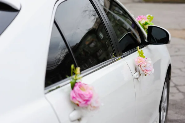 Bruiloft decoratie op een bruiloft auto — Stockfoto