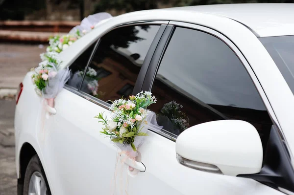 Decoração de casamento no carro de casamento — Fotografia de Stock