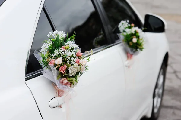 Decoração de casamento no carro de casamento — Fotografia de Stock