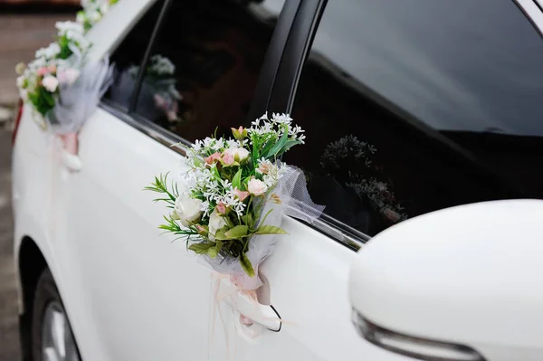 Decoração de casamento no carro de casamento — Fotografia de Stock