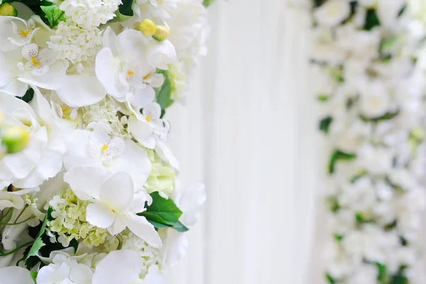 Arco de casamento de orquídeas brancas e rosas — Fotografia de Stock