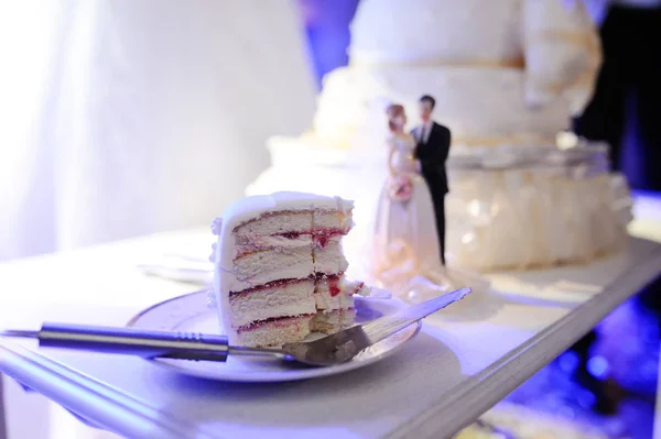 Um pedaço de bolo de casamento em uma mesa de casamento — Fotografia de Stock