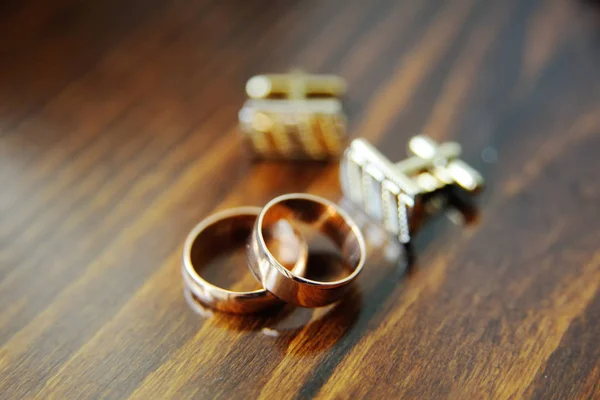 Esküvő gyűrű és Mandzsettagombok — Stock Fotó