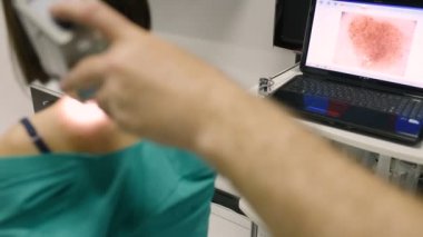 Melanom tanısında. Benler ve doğum lekeleri hastaların vücut üzerinde doktor inceliyor