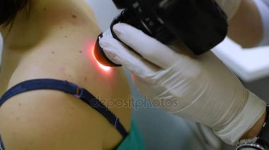 Doktor hasta köstebek inceliyor