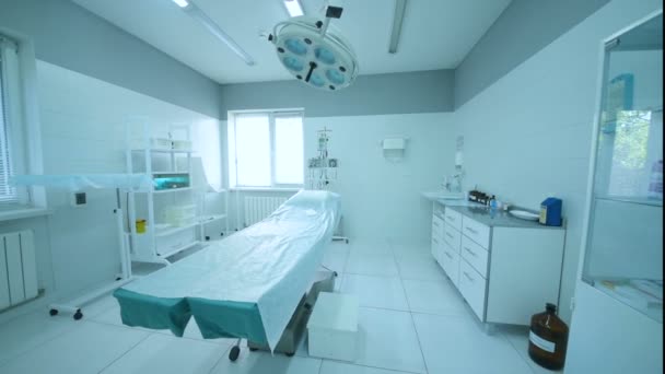 Der moderne Operationssaal in der europäischen Klinik — Stockvideo