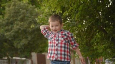 küçük çocuk bir kağıt uçak denize indirmek..